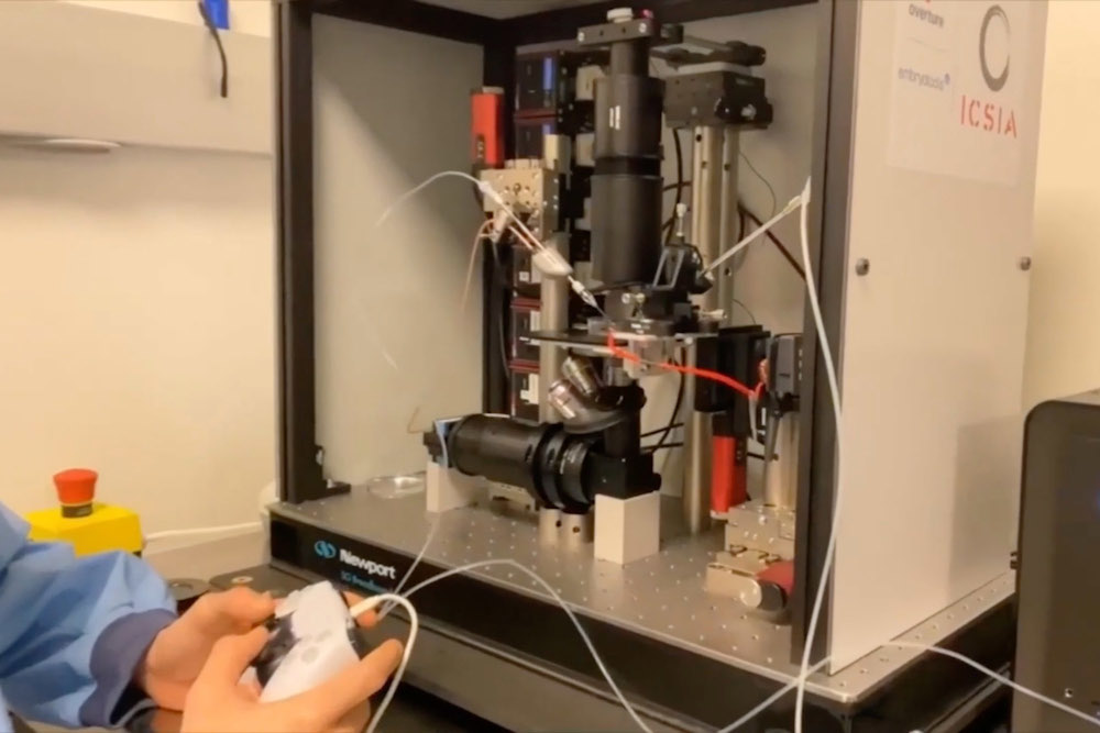 Photo du Robot d'injection de sperme contrôlé par un professionnel lors de la fécondation in vitro