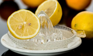 The 11 benefits of lemon juice
